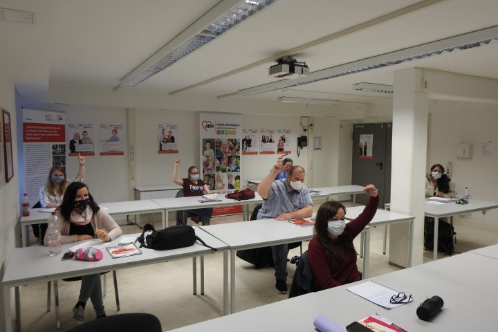 Der Präsenzunterricht im Kurs Familienpflege startet mit viel Abstand und kleineren Lerngruppen 1