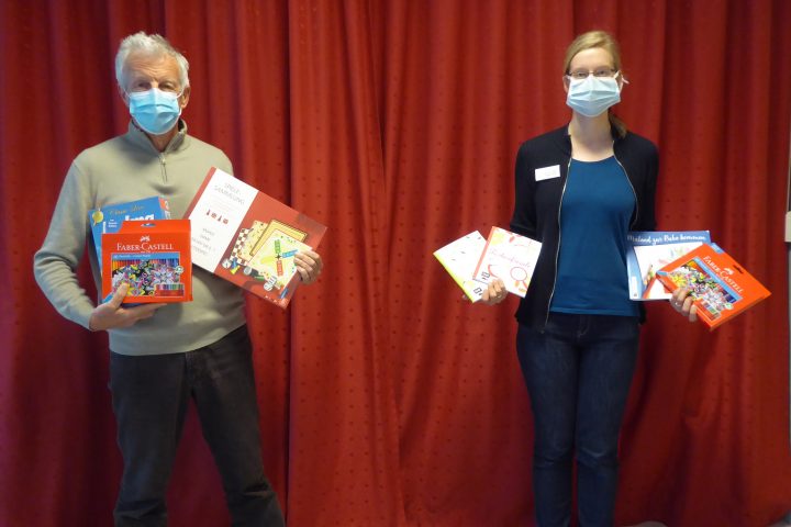 Förderverein spendet Gesellschaftsspiele und kreative Arbeitsmaterialien an die Bewohner des AWO-Carolus Seniorenzentrums 4
