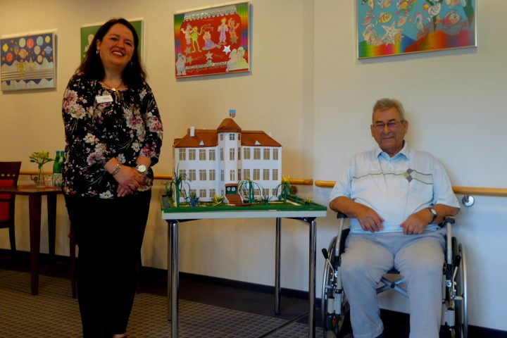 Bewohner des Carolus-Seniorenzentrums baut Schloss Zweibrüggen im Miniformat nach 8