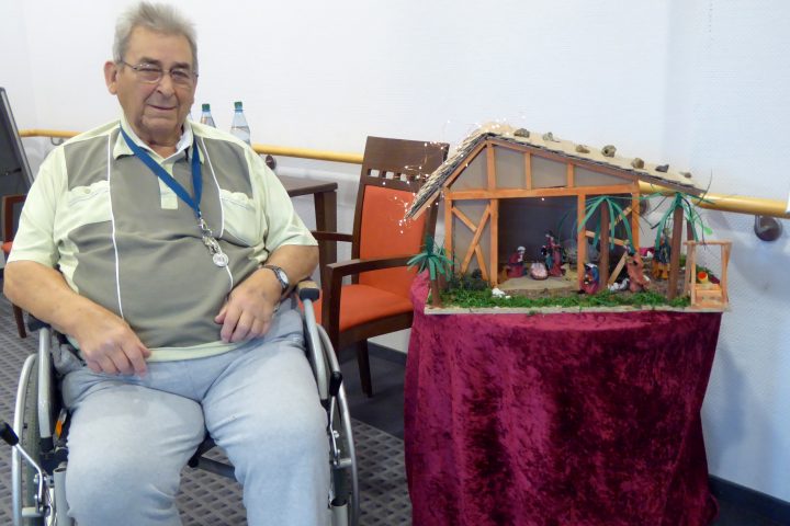 Selbst gebastelte Krippe bekommt Ehrenplatz im Foyer des AWO-Carolus Seniorenzentrums 7