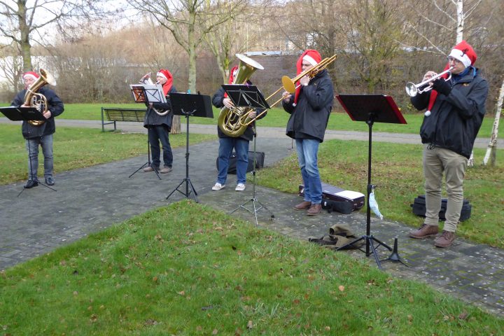 Die Kapelle „Brass mit Spass“ sorgt für weihnachtliche Stimmung vor dem AWO-Carolus-Seniorenzentrum 6
