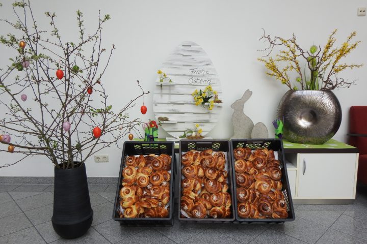 Gebäck vom Förderverein und Briefe von Schüler*innen für die Bewohner*innen im AWO-Altenzentrum Heinsberg 8