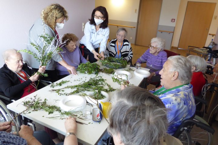 Bewohner*innen des AWO-Carolus Seniorenzentrums gestalten die Einrichtung österlich 2