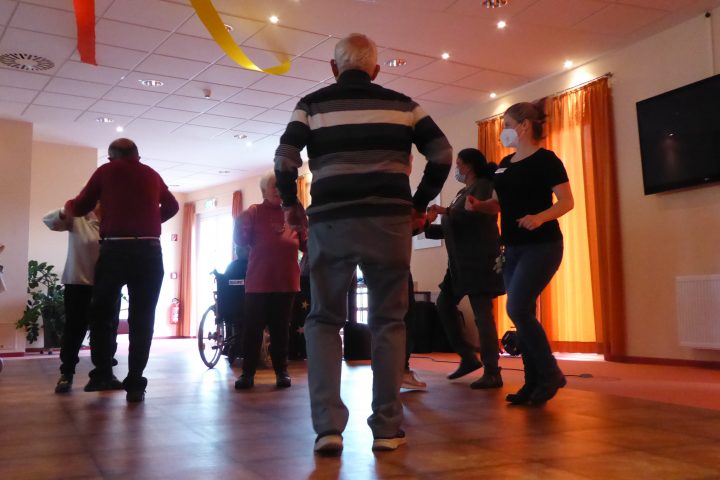 Tanz in den Mai im AWO-Carolus Seniorenzentrum 4