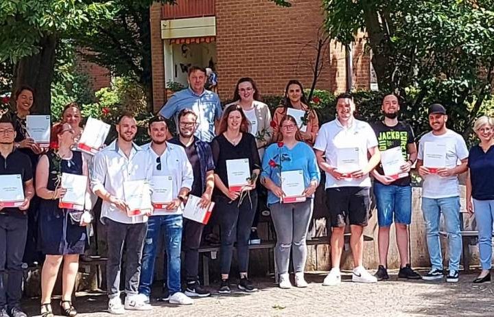 Altenpfleger*innen freuen sich über die bestandene Prüfung 3