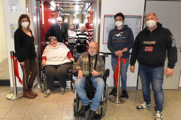 Bewohnerbeirat vom AWO-Altenzentrum Heinsberg unternimmt Jungfernfahrt im neuen Fahrstuhl 3