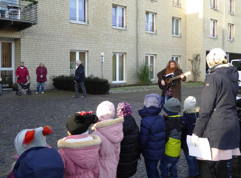 AWO-Kita Übach-Palenberg (Mitte) singt Weihnachtslieder vor dem Carolus-Seniorenzentrum 4