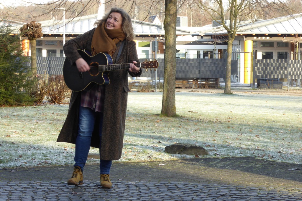 AWO-Kita Übach-Palenberg (Mitte) singt Weihnachtslieder vor dem Carolus-Seniorenzentrum 2