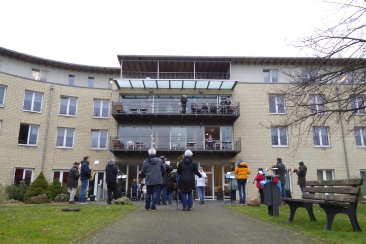 Outdoorkonzert begeistert die Bewohner*innen des Carolus-Seniorenzentrums 2
