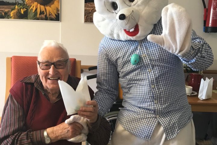 Der Osterhase im AWO-Altenzentrum Heinsberg - Ostermesse im Carolus Seniorenzentrum 3