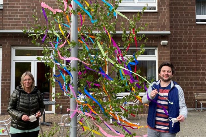 Maibaum und Maibowle im AWO-Altenzentrum Heinsberg 1
