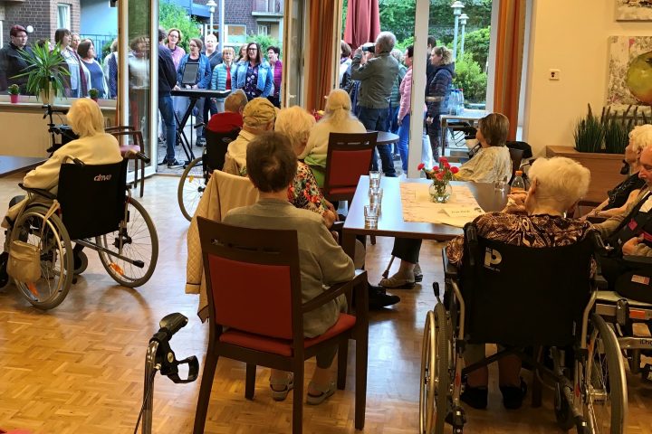Frauenchor Liedschatten singt vor AWO-Altenzentrum Heinsberg 6