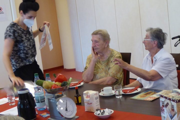 Erzählcafe zum Thema "Tante-Emma-Laden" im Carolus Seniorenzentrum 5