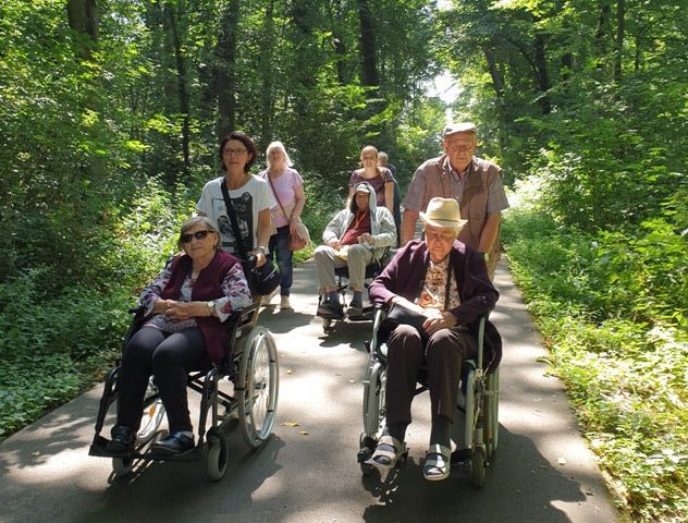 Endlich raus ins Grüne – Carolus Seniorenzentrum unternimmt Ausflug zum Brückenkopfpark Jülich 2