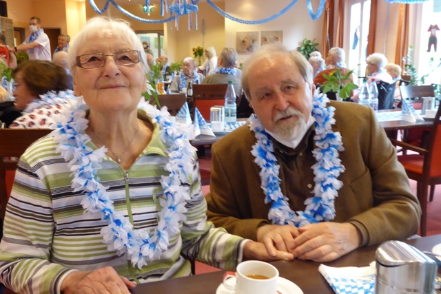 Das weiß-blau dekorierte Restaurant des Carolus Seniorenzentrums lud zu Polonaise und Eierlikör ein 4