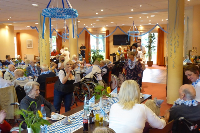 Das weiß-blau dekorierte Restaurant des Carolus Seniorenzentrums lud zu Polonaise und Eierlikör ein 5