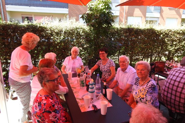 Angehörigennachmittag bei strahlendem Sonnenschein in der AWO Tagespflege 8