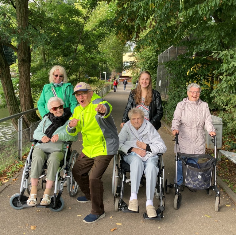 Ausflug mit den Bewohnern des Carolus Seniorenzentrums zum Brückenkopfpark Jülich mit anschließendem Picknick 2