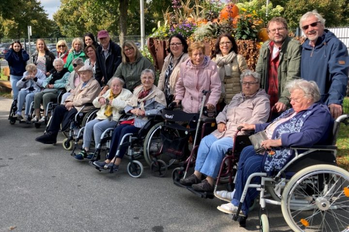 Ausflug mit den Bewohnern des Carolus Seniorenzentrums zum Brückenkopfpark Jülich mit anschließendem Picknick 5