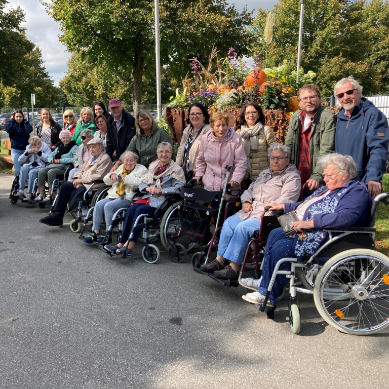 Ausflug mit den Bewohnern des Carolus Seniorenzentrums zum Brückenkopfpark Jülich mit anschließendem Picknick 1