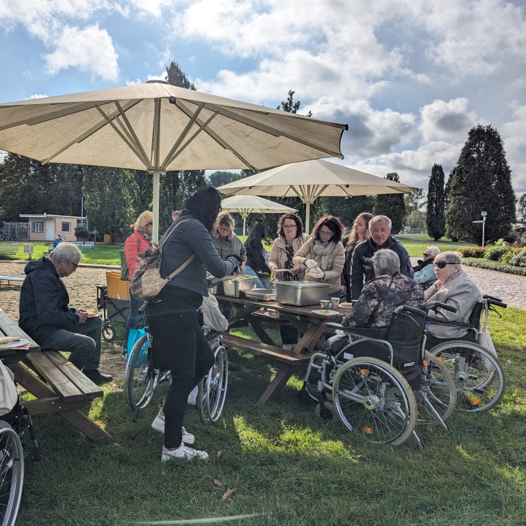 Ausflug mit den Bewohnern des Carolus Seniorenzentrums zum Brückenkopfpark Jülich mit anschließendem Picknick 3