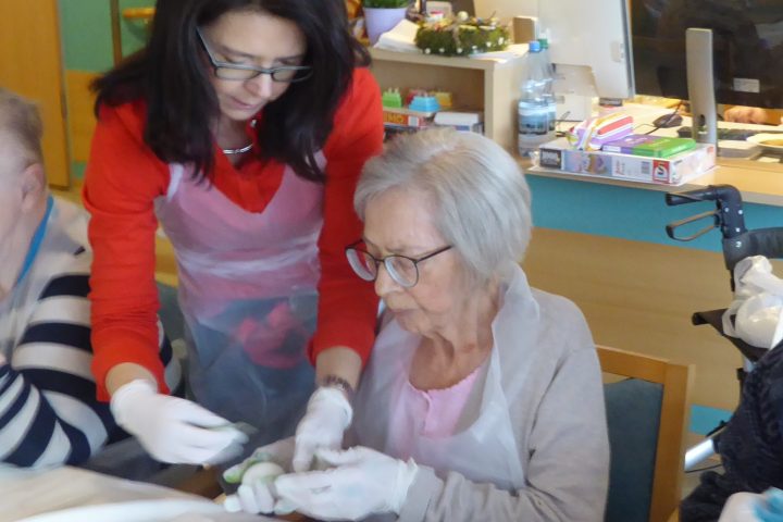 Begeisterung beim alljährlichen Ostereierfärben im AWO Carolus Seniorenzentrum 8