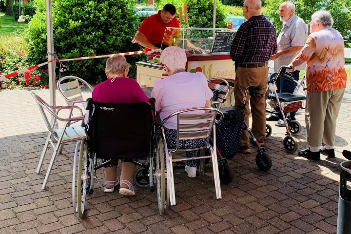 Eiswagen besucht das AWO Altenzentrum Heinsberg 6