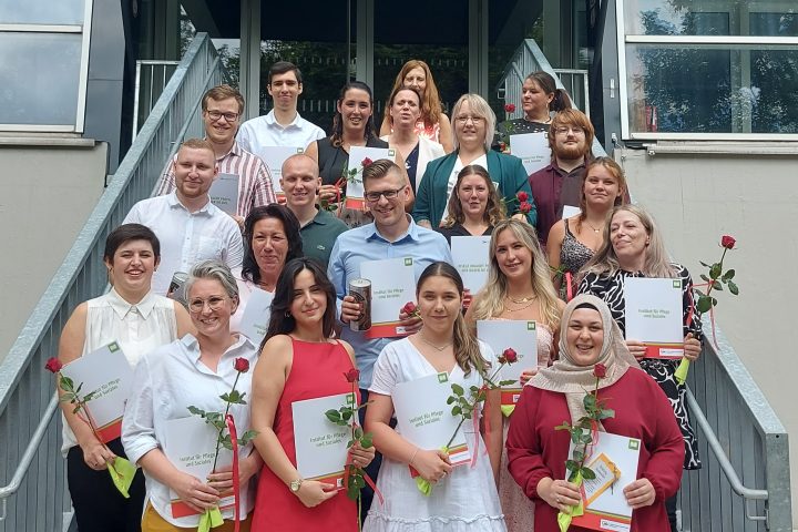 Pflegeschüler*innen feiern bestandenes Examen 8