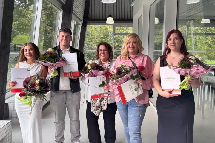 Erfolgreicher Abschluss: Unsere neuen Pflegefachkräfte starten durch! 10
