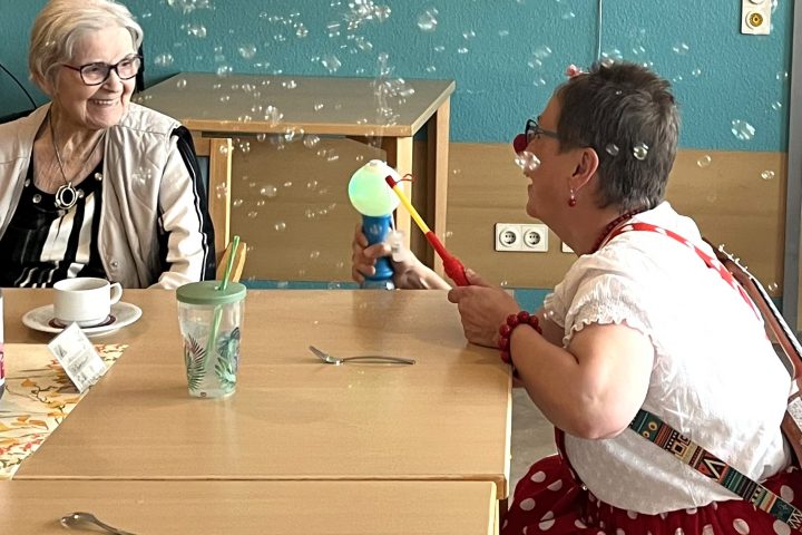 Lachen ist die beste Medizin - Die Klinikclowns zu Besuch im Carolus Seniorenzentrum 8