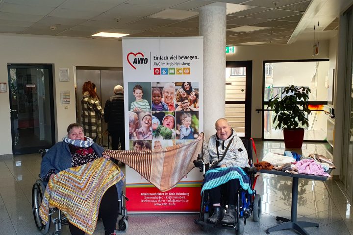 Handarbeit für den guten Zweck – Bunte Schals und Decken von den „Stricklieseln“ 2