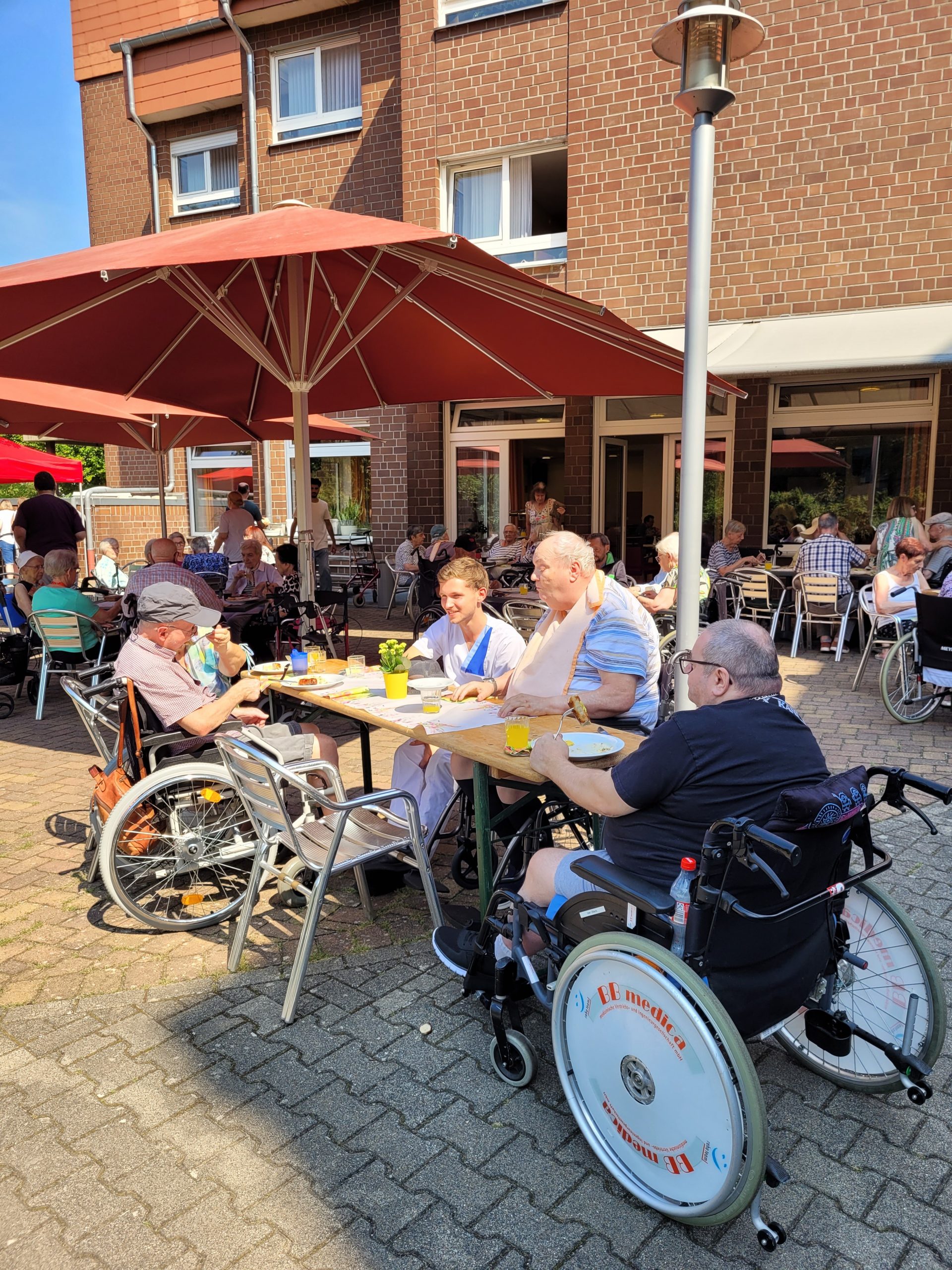 Grillfest für die Bewohner des AWO AZ Heinsberg 1