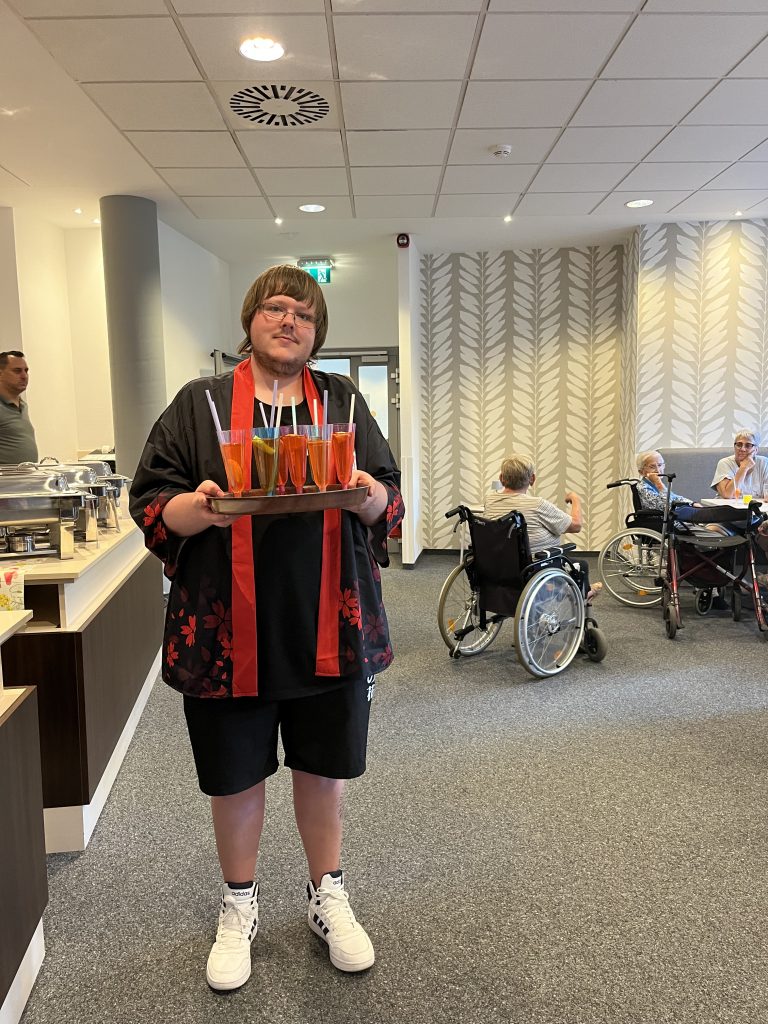 Grillduft, Musik und Lebensfreude im AWO Carolus Seniorenzentrum 3