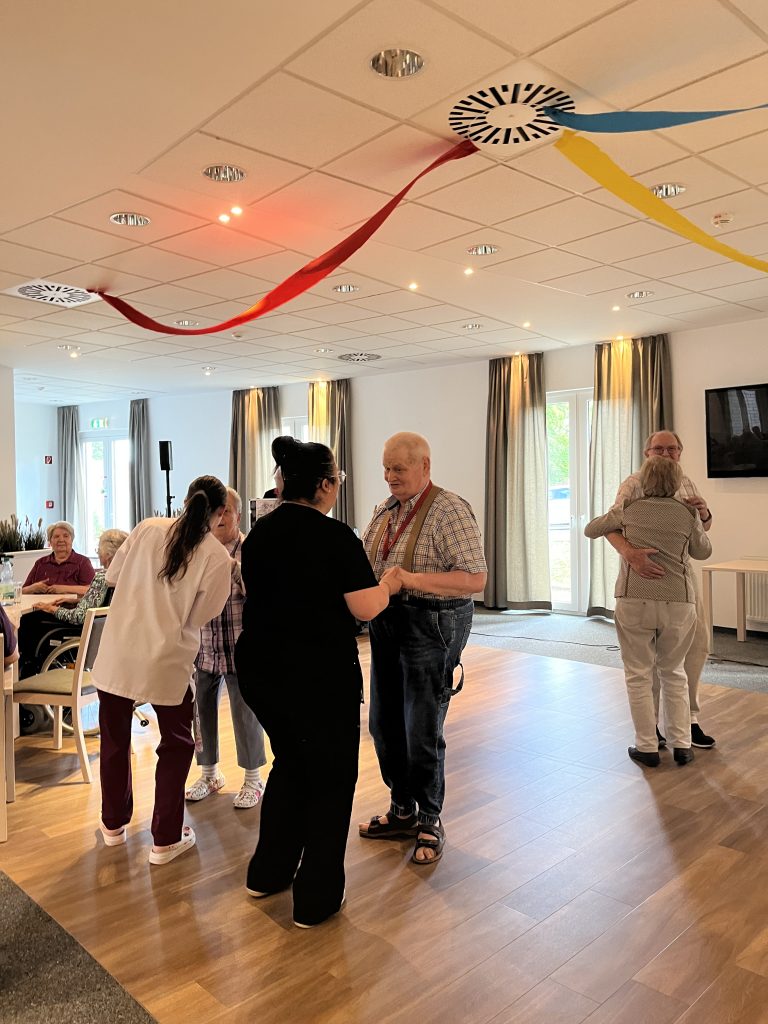 Grillduft, Musik und Lebensfreude im AWO Carolus Seniorenzentrum 5