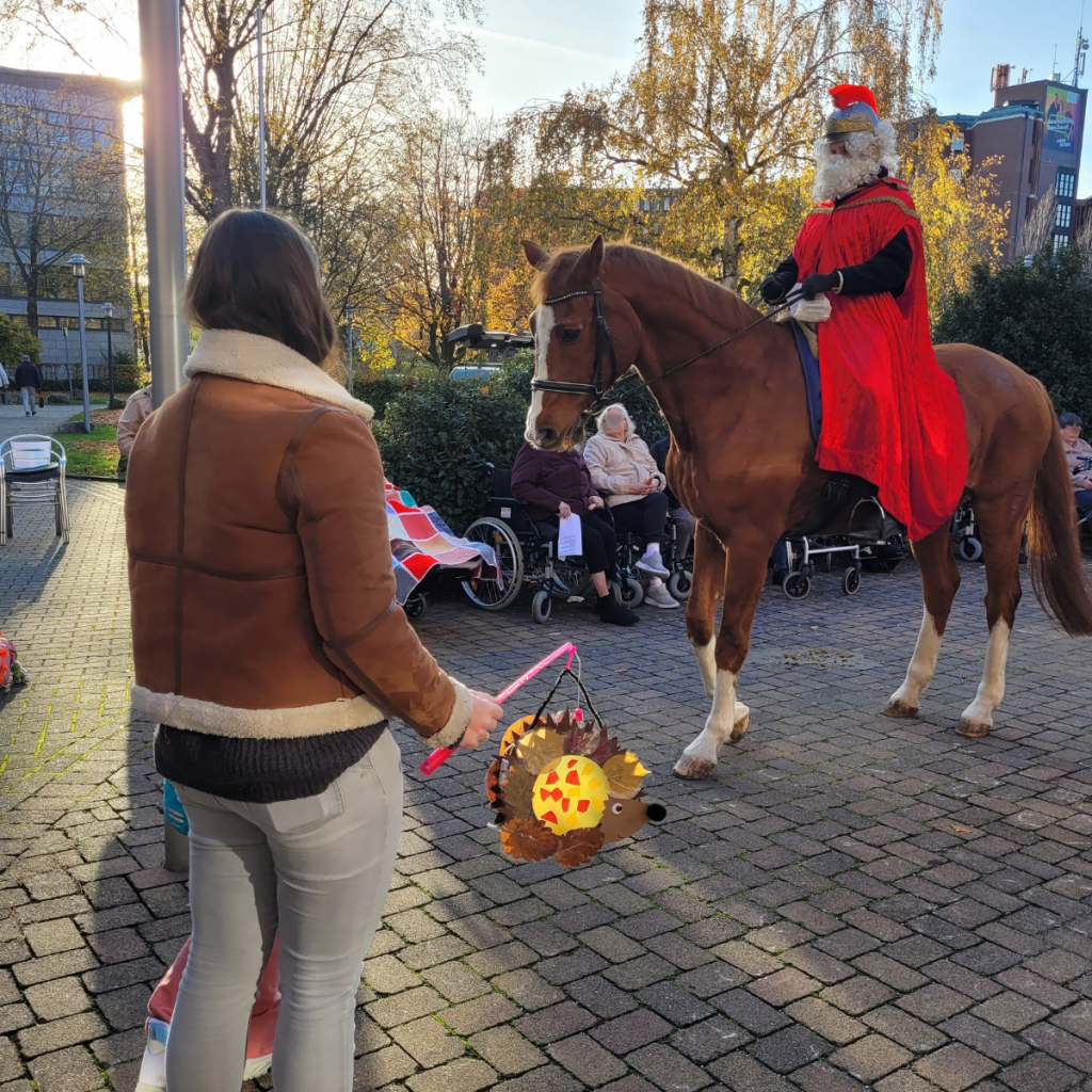 St. Martin im AWO Altenzentrum Heinsberg: Tradition, Begegnung und ein vertrautes Pferd 11