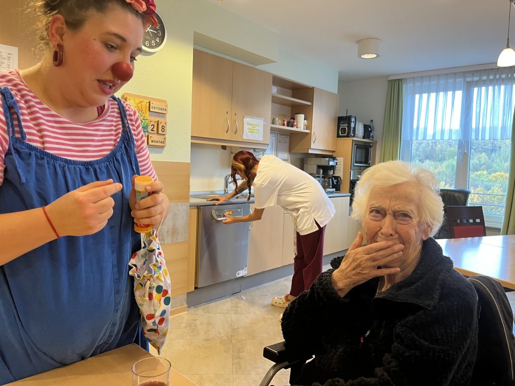 Wenn Lachen zur Medizin wird – Klinikclowns im Carolus Seniorenzentrum 4
