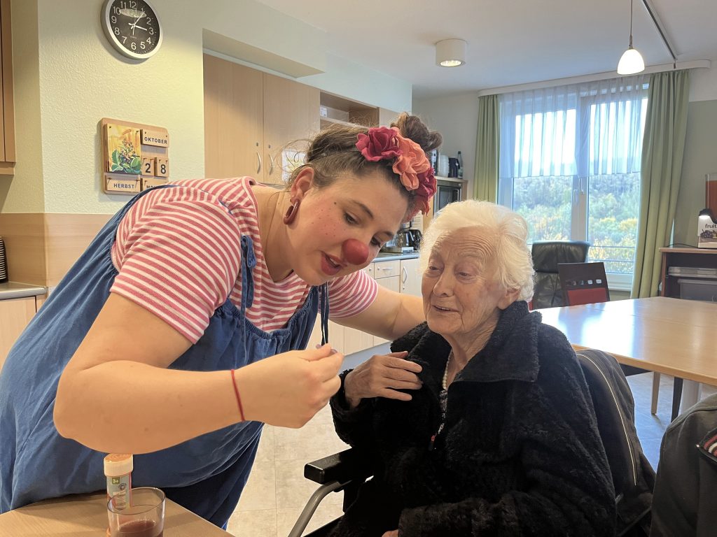 Wenn Lachen zur Medizin wird – Klinikclowns im Carolus Seniorenzentrum 5