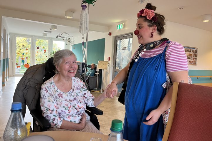Wenn Lachen zur Medizin wird – Klinikclowns im Carolus Seniorenzentrum 8