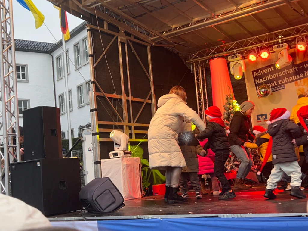 AWO Kita Übach tanzt auf dem Nikolausmarkt 2 AWO Kita Übach tanzt auf dem Nikolausmarkt 2