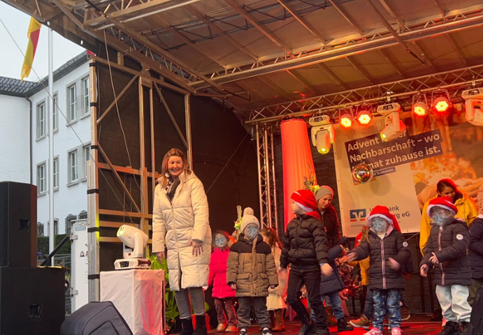 AWO Kita Übach tanzt auf dem Nikolausmarkt 2