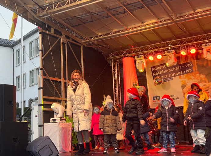 AWO Kita Übach tanzt auf dem Nikolausmarkt 1