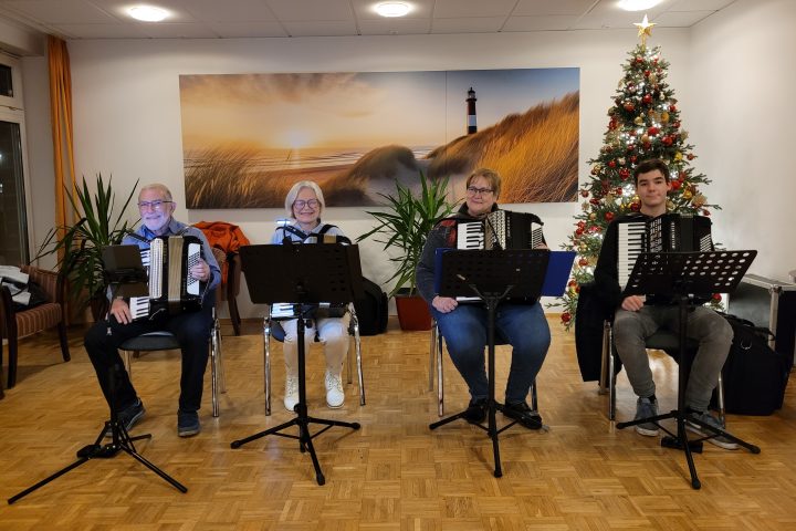 AWO Altenzentrum Heinsberg öffnet sein Fester für den Stadtadventskalender 5