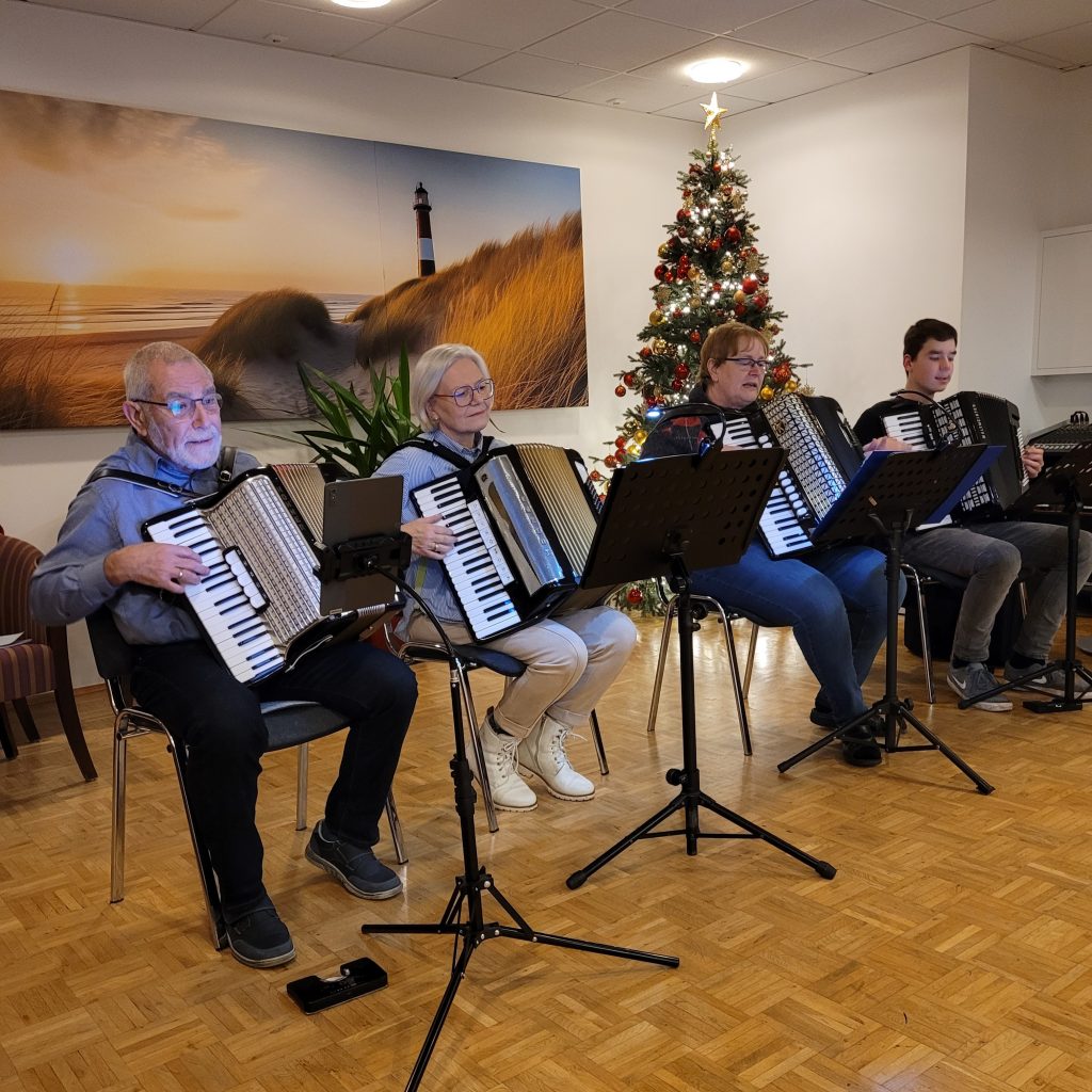 AWO Altenzentrum Heinsberg öffnet sein Fester für den Stadtadventskalender 2 AWO Altenzentrum Heinsberg öffnet sein Fester für den Stadtadventskalender 2