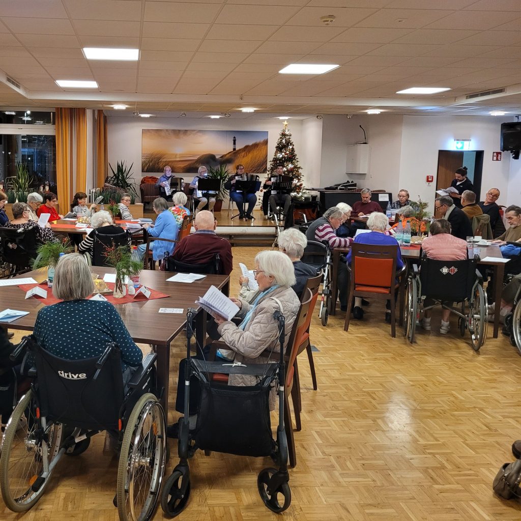 AWO Altenzentrum Heinsberg öffnet sein Fester für den Stadtadventskalender 8 AWO Altenzentrum Heinsberg öffnet sein Fester für den Stadtadventskalender 8