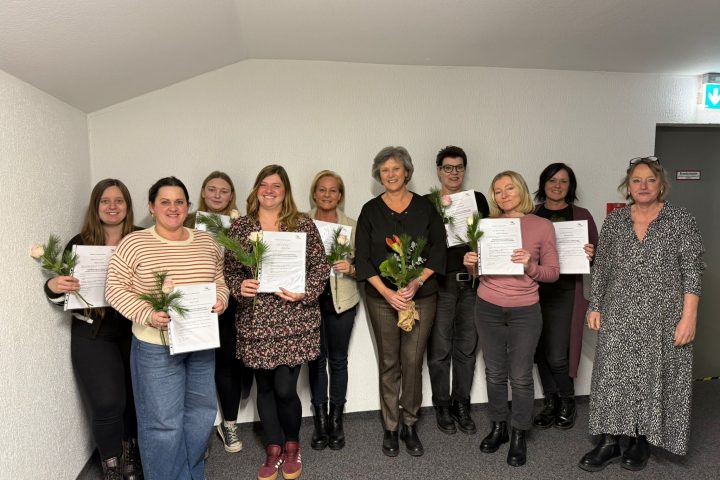 Zertifikatsübergabe beim Margarete-Klug-Bildungswerk - Qualifizierung für Mitarbeitende in Kindertageseinrichtungen gemäß Personalverordnung (KiBiz) 4