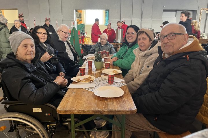 Bewohner des AWO Carolus Seniorenzentrum zu Besuch auf dem AWO Weihnachtsmarkt 6