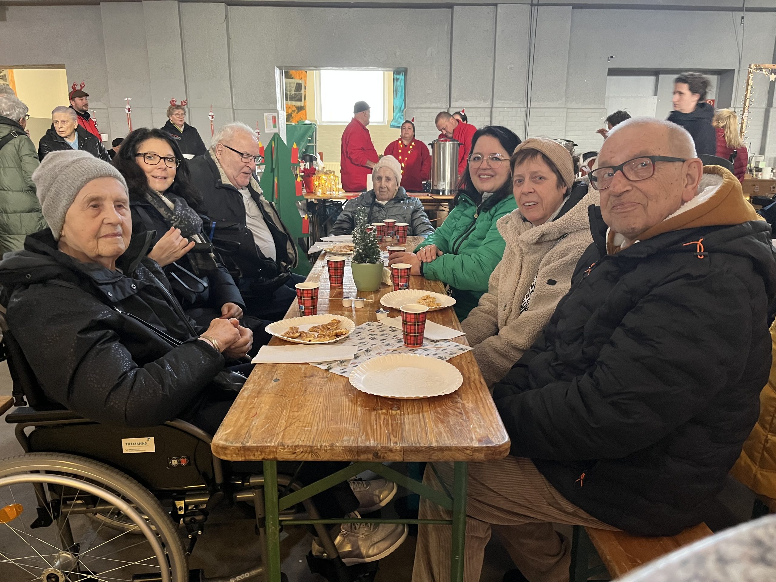 Bewohner des AWO Carolus Seniorenzentrum zu Besuch auf dem AWO Weihnachtsmarkt 1