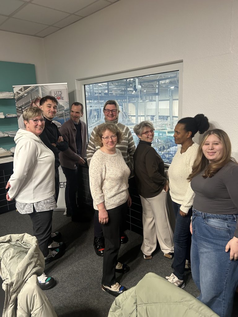 AWO Mitarbeitende zu Besuch in der Großwäscherei 2