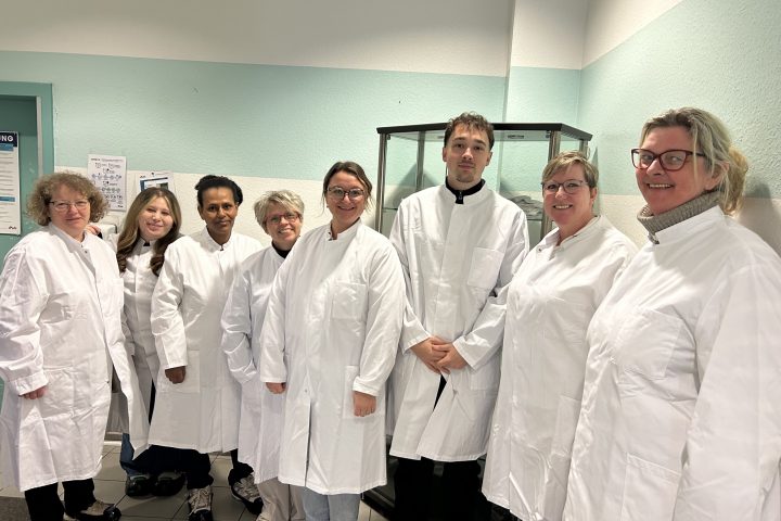 AWO Mitarbeitende zu Besuch in der Großwäscherei 2