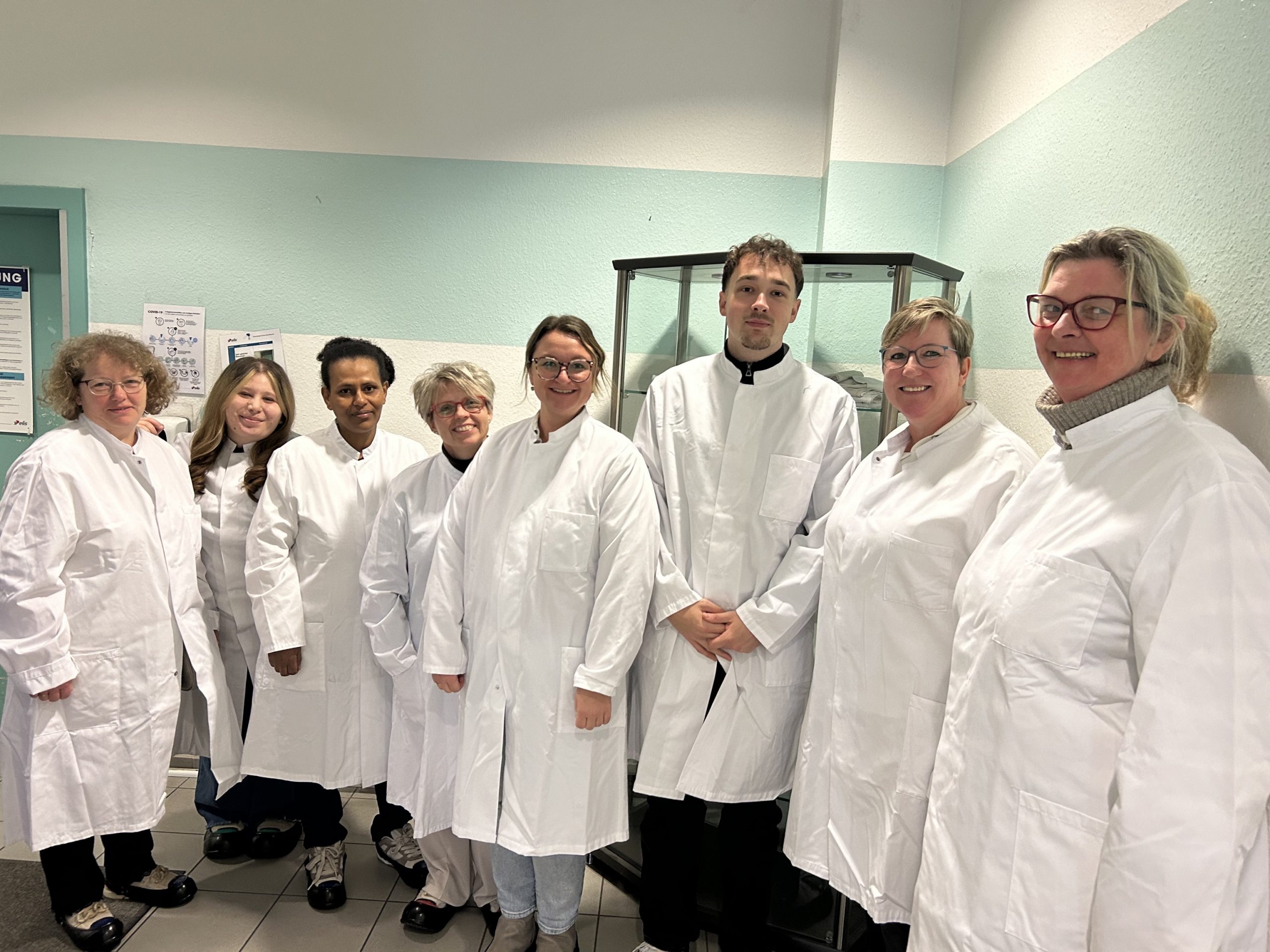 AWO Mitarbeitende zu Besuch in der Großwäscherei 1